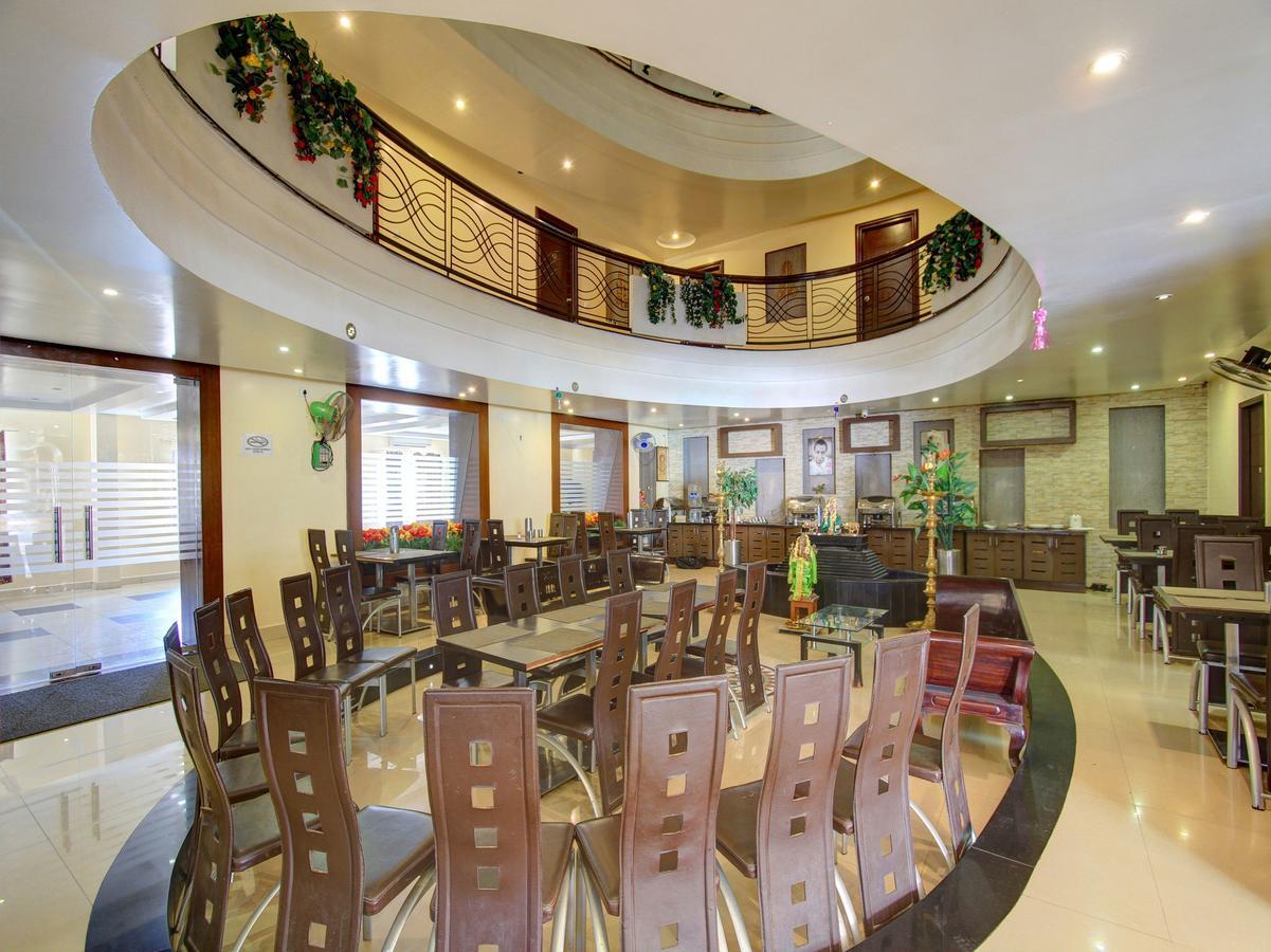 Oyo 8892 Kadambari Regency Hotel Angamali Kültér fotó